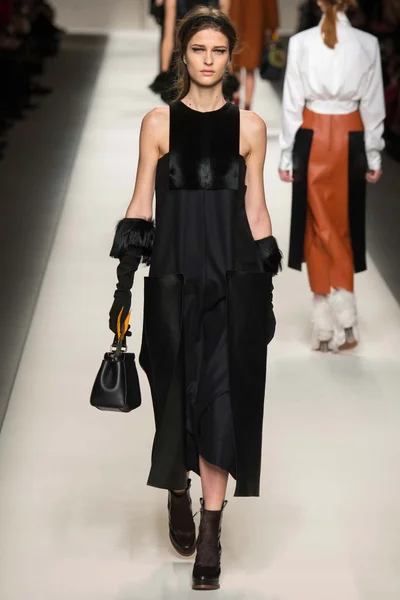 Look 15